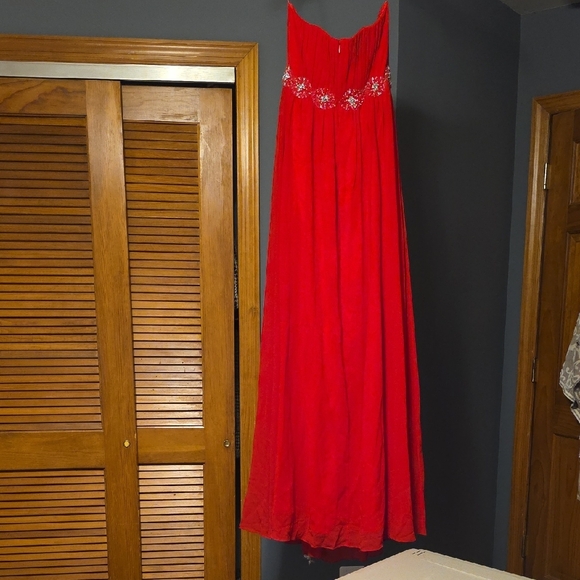 Elegant Red Gown with Embellished Waist - Picture 2 of 4